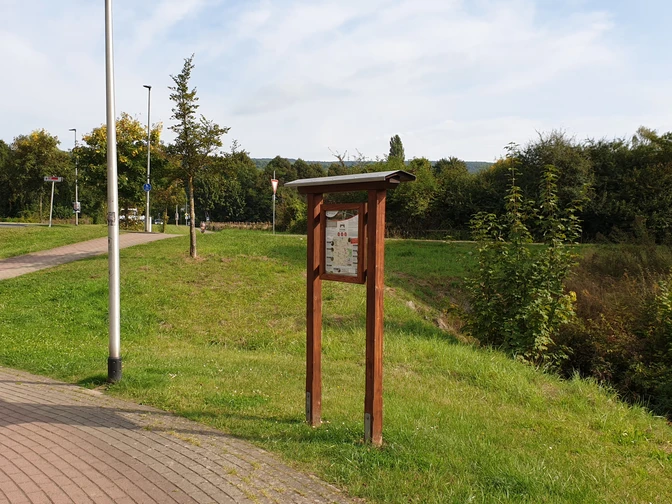 Radrundweg Brücken und Grenzen_Startpunkt Vitrine radrundweg-bruecken-und-grenzen-startpunkt-vitrinecycle-route-bridge-and-border-starting-point-showcasecykelrute-bro-og-grænse-startpunkt-showcasefietsroute-brug-en-grens-startpunt-showcase