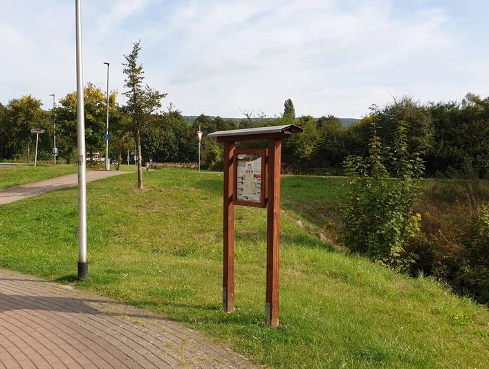 Radrundweg Brücken und Grenzen_Startpunkt Vitrine radrundweg-bruecken-und-grenzen-startpunkt-vitrinecycle-route-bridge-and-border-starting-point-showcasecykelrute-bro-og-grænse-startpunkt-showcasefietsroute-brug-en-grens-startpunt-showcase