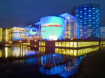 Die gläserne Manufaktur bei Nacht