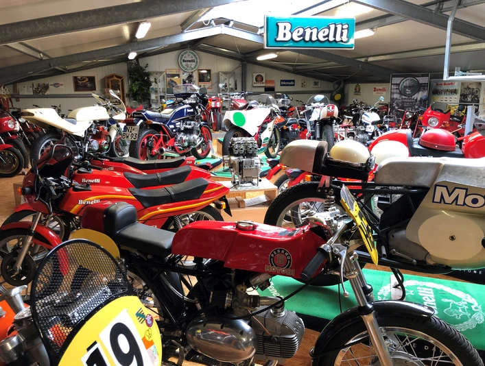 Das Benelli-Museum präsentiert eine beeindruckende Sammlung historischer Motorräder in einer Ausstellungshalle.