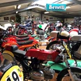 Benelli-Museum Das Benelli-Museum präsentiert eine beeindruckende Sammlung historischer Motorräder in einer Ausstellungshalle.