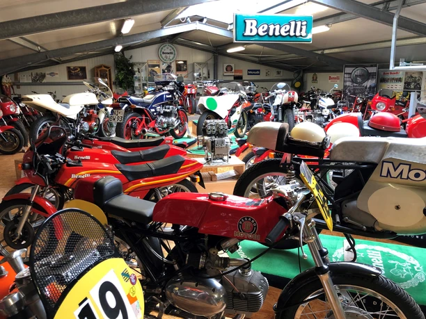 Benelli-Museum Das Benelli-Museum präsentiert eine beeindruckende Sammlung historischer Motorräder in einer Ausstellungshalle.