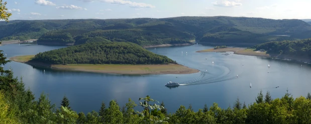 Die Radtour Eifel-Höhen-Route führt am Rursee entlang