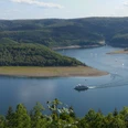 Die Radtour Eifel-Höhen-Route führt am Rursee entlang