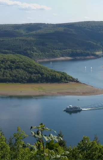 Die Radtour Eifel-Höhen-Route führt am Rursee entlang