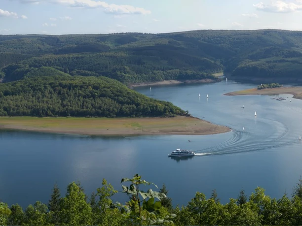 Die Radtour Eifel-Höhen-Route führt am Rursee entlang
