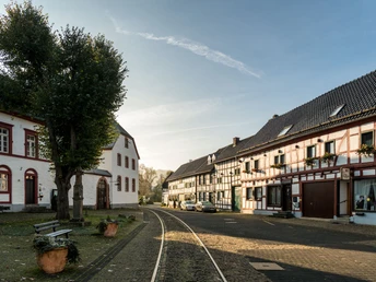 Marktplatz Olef mit Schienen der Oleftalbahn