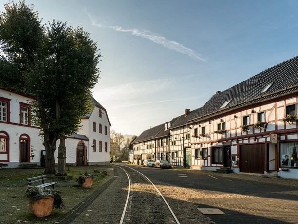 Marktplatz Olef mit Schienen der Oleftalbahn
