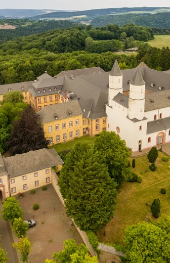 Luftansicht vom Kloster Steinfeld am Eifelsteig