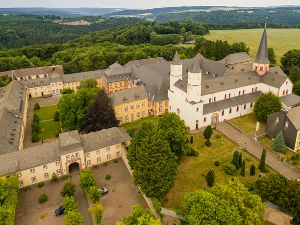 Luftansicht vom Kloster Steinfeld am Eifelsteig