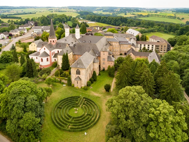Start der Eifelsteig-Etappe 6: Kloster Steinfeld