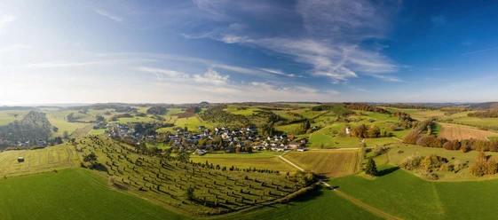 Blick auf den Kalvarienberg und Alendorf an Eifelsteig-Etappe 7