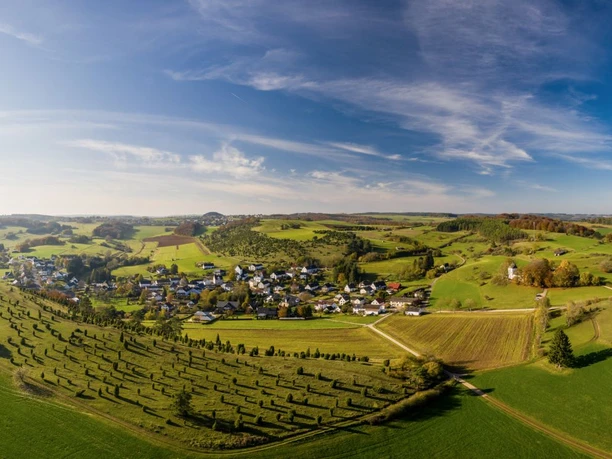 Blick auf den Kalvarienberg und Alendorf an Eifelsteig-Etappe 7