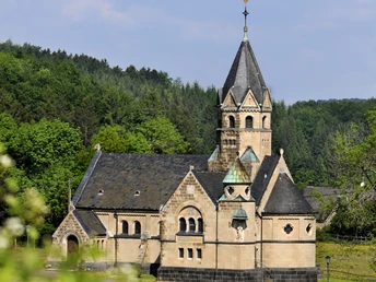 Die Kirche in Mirbach auf der Etappe 8 des Eifelsteigs