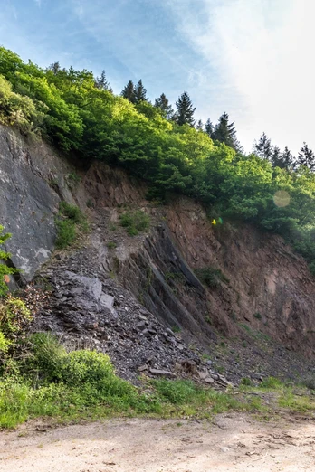 Schieferfelsen bei Niederkail am Eifelsteig