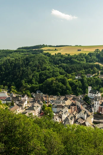 Ausblick auf Neuerburg beim Wandern auf dem Neuer-Burg-Weg