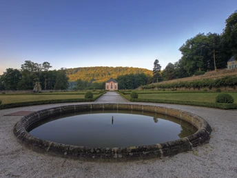 Blick auf den Gartenpavillon Schloss Weilerbach