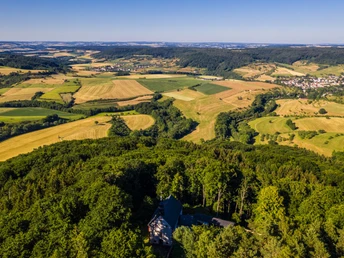 Blick auf die Schankweiler Klause und die Landschaft im NaturWanderPark delux