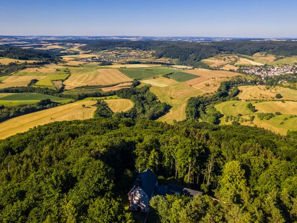 Blick auf die Schankweiler Klause und die Landschaft im NaturWanderPark delux