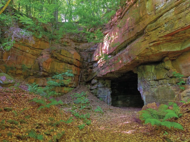Die rote Sandsteinhöhle