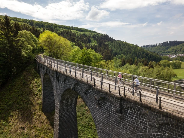 Radtour über Viadukt bei Daun am Maare-Mosel-Radweg