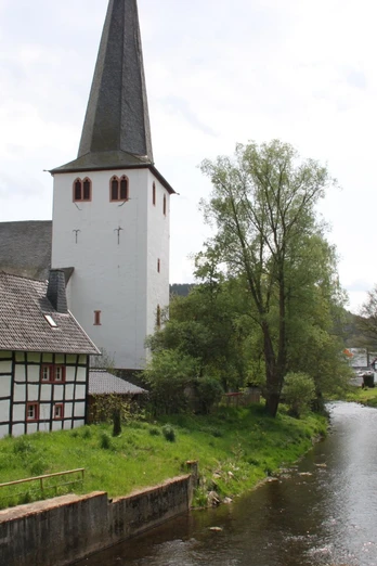 Kirche in Olef am Wanderweg Rur-Olef-Route