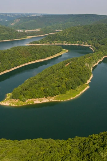 Der Wanderweg Rur-Olef Route führt oberhalb des Urftsees vorbei