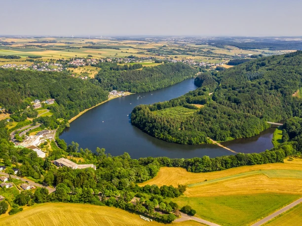 Blick auf den Stausee Biersdorf im NaturwanderPark delux