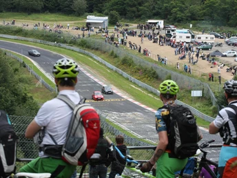 Die Radtour auf der Vulkan-Rad-Route Eifel führt am Nürburgring vorbei