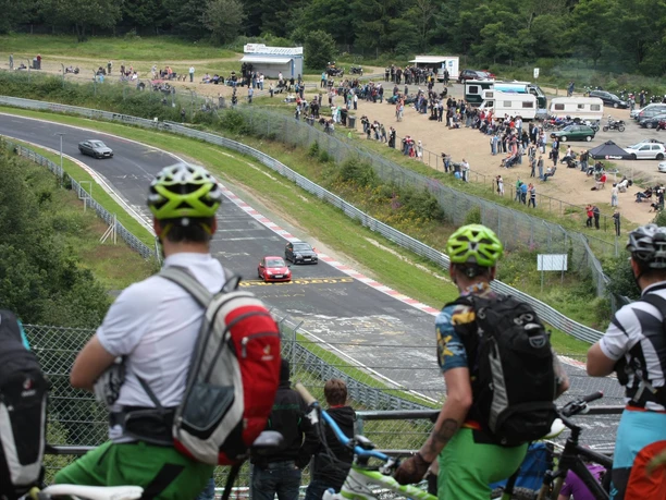 Die Radtour auf der Vulkan-Rad-Route Eifel führt am Nürburgring vorbei