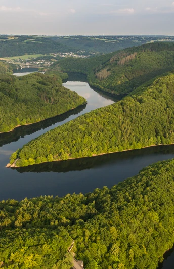Die Wandertour Wasserlandroute führt immer am Wasser entlang