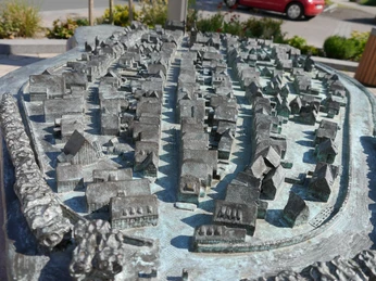 Stadmodell Lügde Detailliertes Metallmodell von Lügde mit städtischer Struktur, Straßen und Gebäuden im Maßstab.