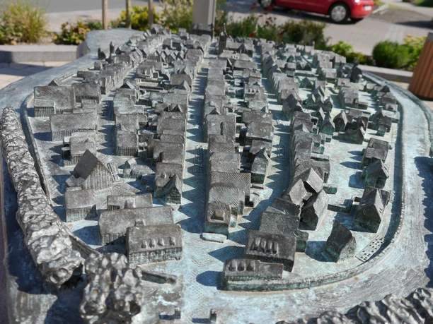 Detailliertes Metallmodell von Lügde mit städtischer Struktur, Straßen und Gebäuden im Maßstab.