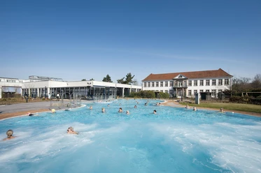 BMT Aussenbad Tag.jpg