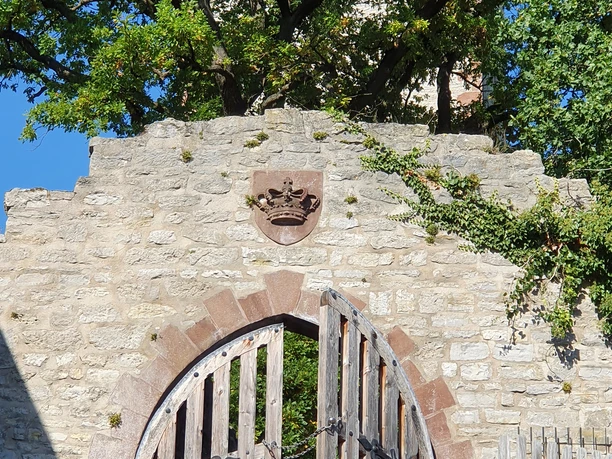 1Eingang Greener Burg Eingang der Burgruine