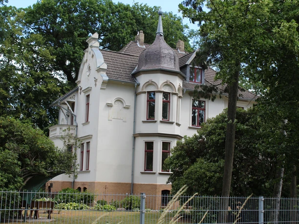 Rehburg Ernst Jünger Villa Villa in Rehburg mit historischem Charakter, umgeben von Bäumen, in einem gepflegten Garten.