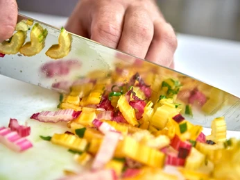 Gastro-Detailaufnahme.jpg Bunter Mangold wird auf einem Brett klein geschnippeltChop the colorful chard into small pieces on a boardSkær den farverige mangold i små stykker på et brætSnijd de snijbiet in kleine stukjes op een plank