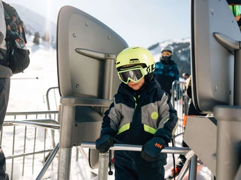 Kind am Drehkreuz Kind am DrehkreuzEnfant au tourniquet