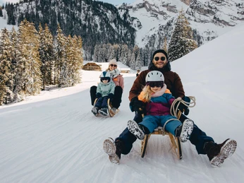 Schlittelausflug mit der ganzen Familie am Wiriehorn Schlittelausflug mit der ganzen Familie am WiriehornVoyage en luge avec toute la famille au Wiriehorn