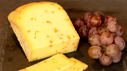 Moorkäse aus dem Hofladen Kück's Hoff Moorkäse und Weintrauben