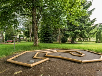Kleingolf Minigolf Baiersbronn im Schatten Kleingolf Minigolf Baiersbronn im Schatten