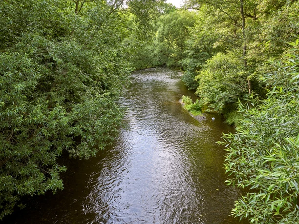 Brücke über die Oker mit Hohlweg und Bank in Schladen Brücke über die Oker mit Hohlweg und Bank in Schladen