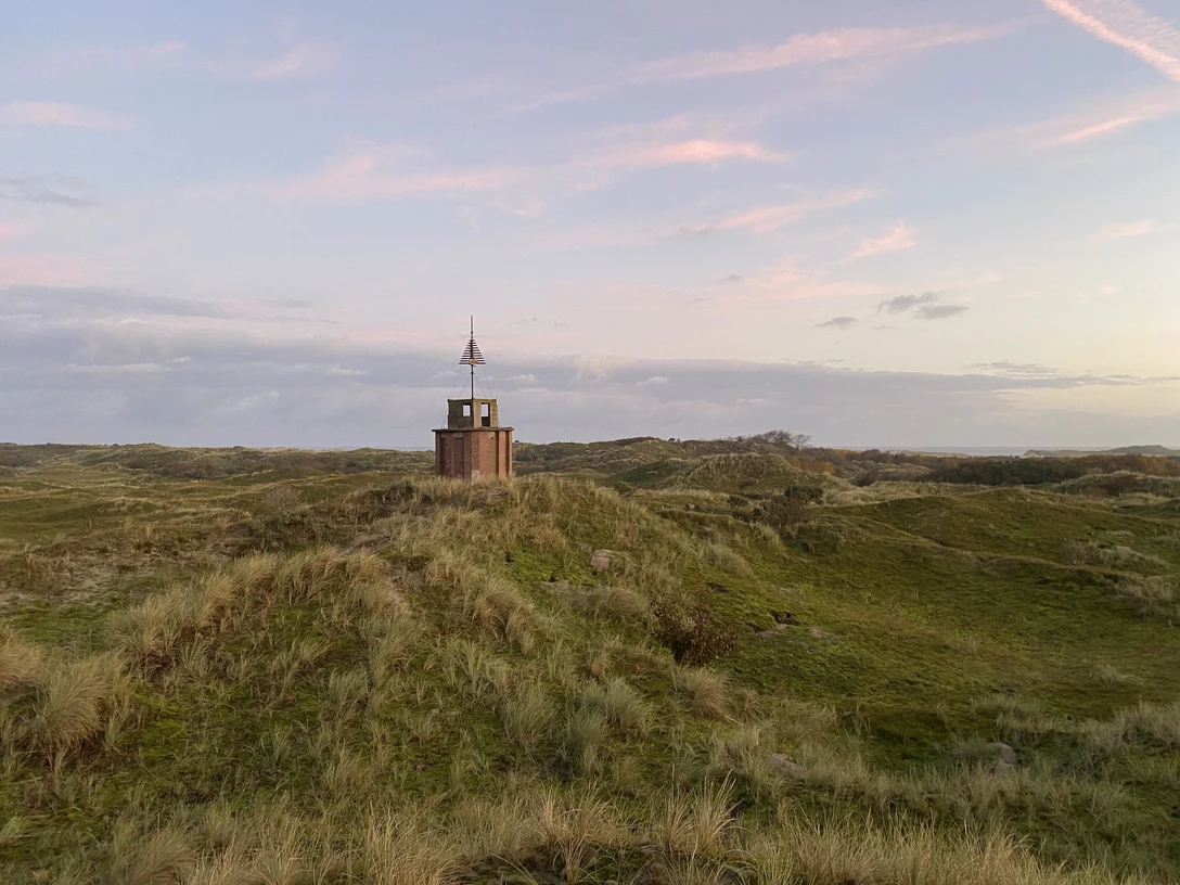 Oostbake_DM.jpg In einer weitläufigen Heidelandschaft erhebt sich malerisch die Oostbake bei Sonnenaufgang