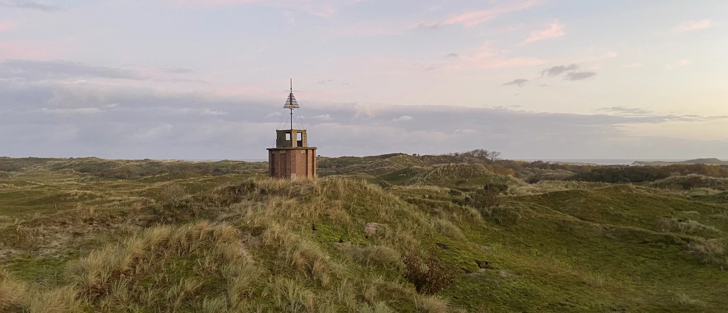 Oostbake_DM.jpg In einer weitläufigen Heidelandschaft erhebt sich malerisch die Oostbake bei Sonnenaufgang