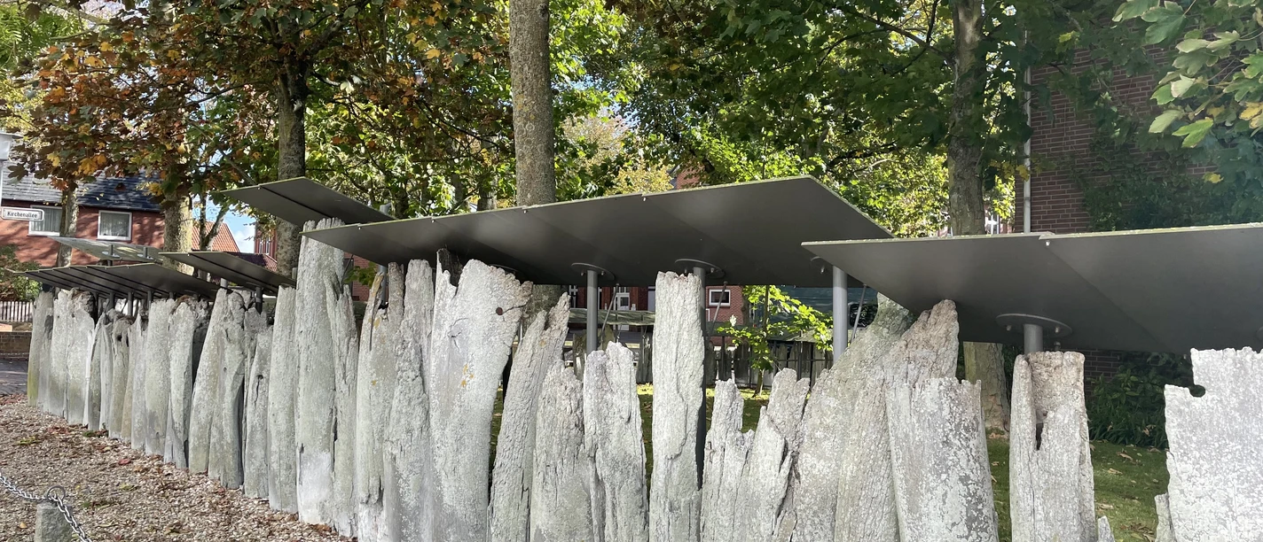 Walkinnladenzaun_KT.jpg Grauer Walkinnladenzaun auf Kieselsteinen