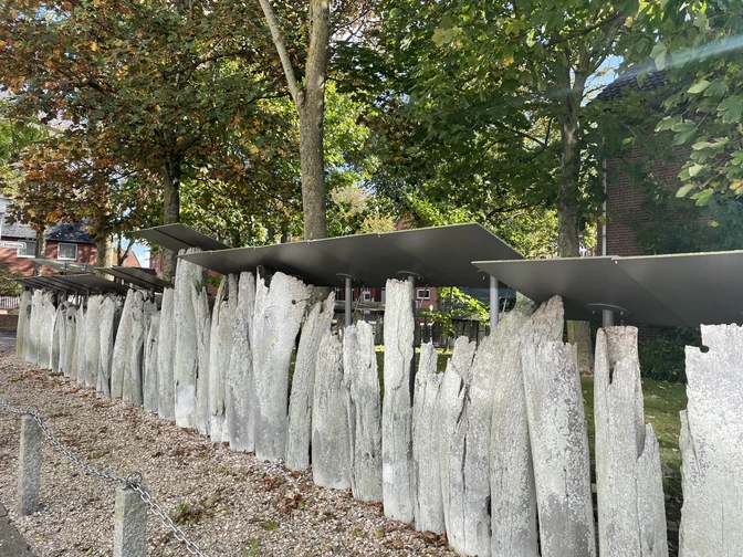 Walkinnladenzaun_KT.jpg Grauer Walkinnladenzaun auf Kieselsteinen Gray whale shutter fence on pebbles