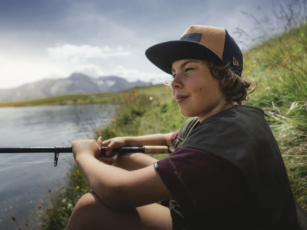 Fischen am Bettmersee in der Aletsch Arena