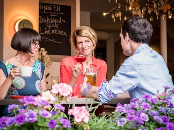 Restaurace Platzhirsch 3 Personen sitzen am gemütlichen Restauranttisch im Platzhirsch.3 people sit at the cozy restaurant table in the Platzhirsch.U útulného stolu v restauraci Platzhirsch sedí 3 osoby.3 osoby siedzą przy przytulnym stoliku w restauracji Platzhirsch.3 mensen zitten aan de gezellige restauranttafel in de Platzhirsch.3 persone siedono all'accogliente tavolo del ristorante nel Platzhirsch.