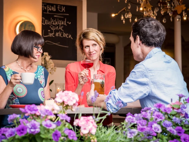 Restaurant Platzhirsch 3 Personen sitzen am gemütlichen Restauranttisch im Platzhirsch.