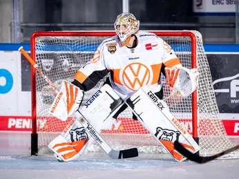 Dustin Strahlmeier von den Grizzlys Wolfsburg vor dem Spiel zwischen den Grizzlys Wolfsburg gegen den ERC Ingolstadt am 13.08.2021 in Straubing, Deutschland Dustin Strahlmeier von den Grizzlys Wolfsburg vor dem Spiel zwischen den Grizzlys Wolfsburg gegen den ERC Ingolstadt am 13.08.2021 in Straubing, Deutschland. (Foto von Mathias Renner/City-Press GmbH)
